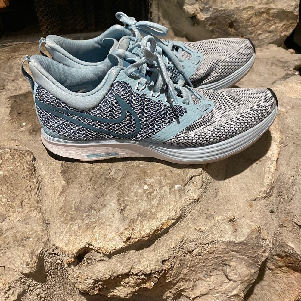 Nike shoes - Picture 3 of 4